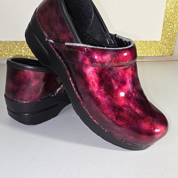 Dansko Professional clogs red black marble patent leather finish size 38 (7.5) * - Picture 4 of 16